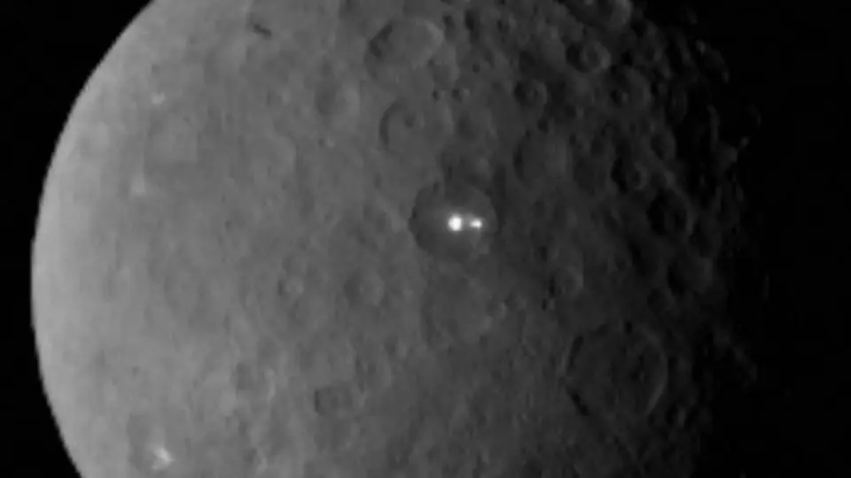 NASA descubre luces desconocidas en planeta enano
