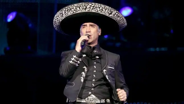 Alejandro Fernández canta durante un concierto | ESPECIAL