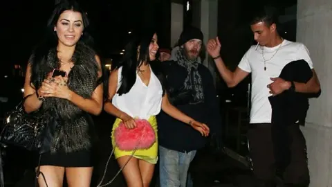 Delantero del Crystal Palace se va de antro con sexys Conejitas'