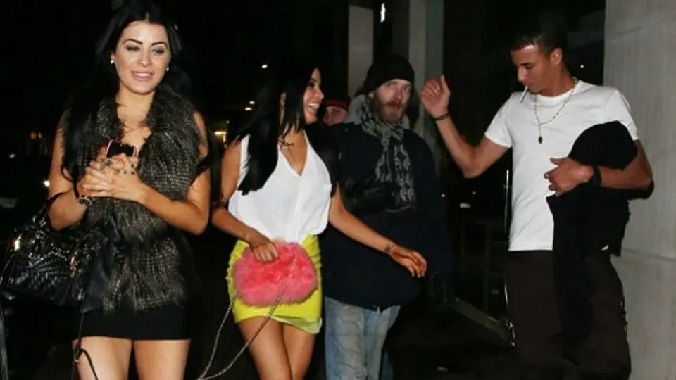 Delantero del Crystal Palace se va de antro con sexys Conejitas'