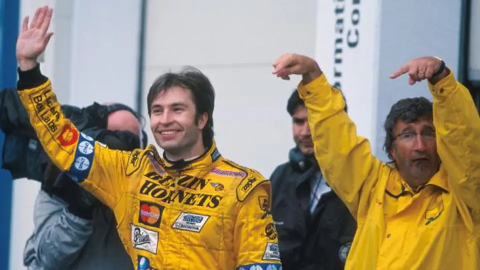 Ex piloto de F1 ahora conduce una carroza fúnebre
