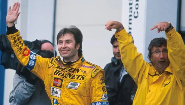 Ex piloto de F1 ahora conduce una carroza fúnebre