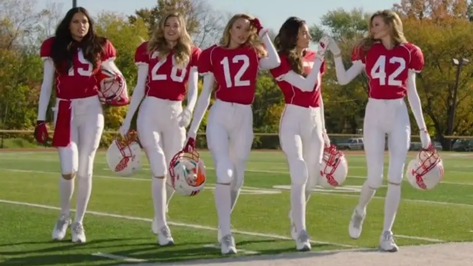 Ángeles de Victoria Secret se cambian al futbol americano