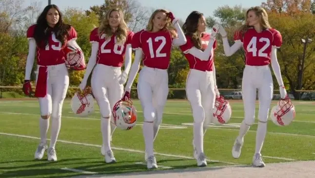 Ángeles de Victoria Secret se cambian al futbol americano