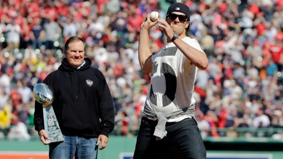 Brady, con dificultades al lanzar primera bola en Fenway Park