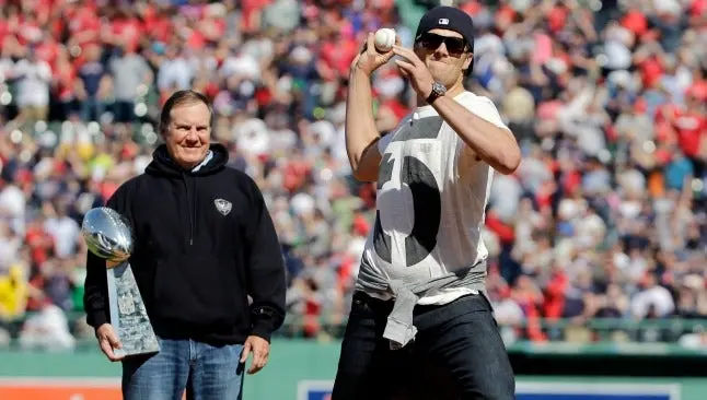 Brady, con dificultades al lanzar primera bola en Fenway Park