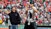 Brady, con dificultades al lanzar primera bola en Fenway Park