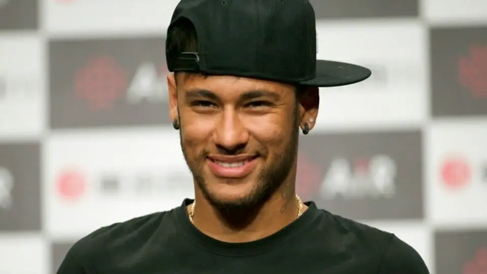 Neymar hace el 'Ice Bucket Challenge' y reta a Camilo Zuñiga