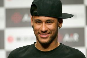 Neymar hace el 'Ice Bucket Challenge' y reta a Camilo Zuñiga