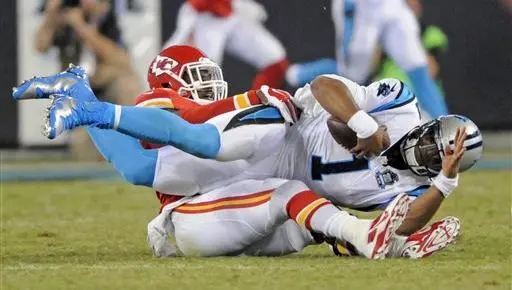 Cam Newton presenta fractura de costilla