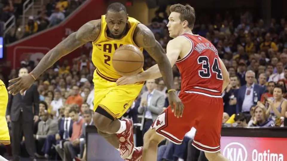 Cavaliers remontan serie al derrotar a los Bulls