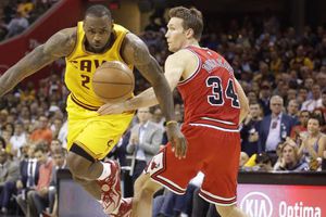 Cavaliers remontan serie al derrotar a los Bulls