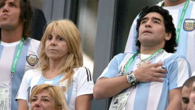 Maradona acusa a su exesposa de ladrona