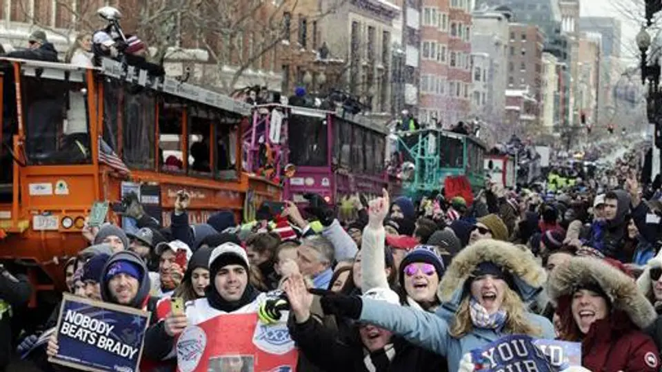 Patriotas desfilan ante sus fanáticos
