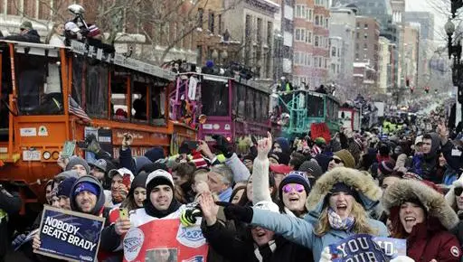Patriotas desfilan ante sus fanáticos