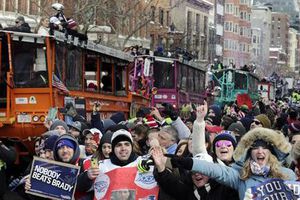 Patriotas desfilan ante sus fanáticos