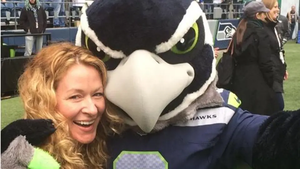 Mascota de los Halcones Marinos se toma un polémico selfie