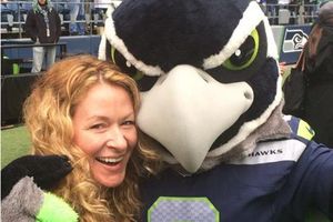 Mascota de los Halcones Marinos se toma un polémico selfie