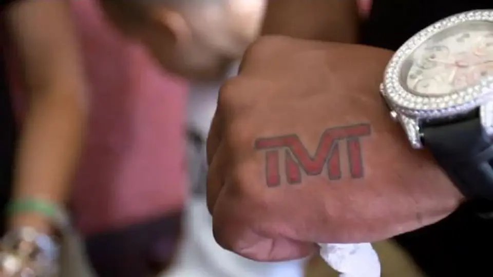 Se tatúan para mostrar su lealtad a Mayweather