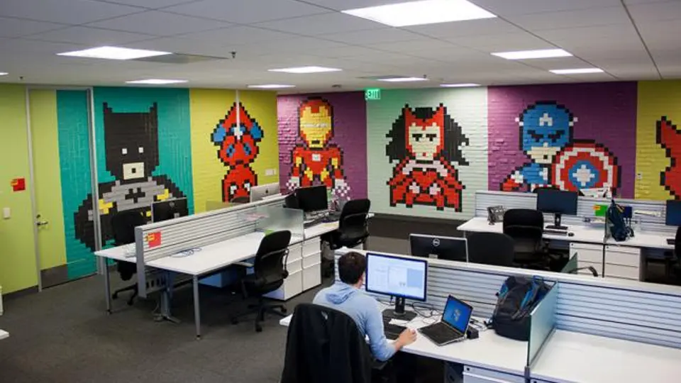 Convierten pared de oficina en mural de Superhéroes con Post-It