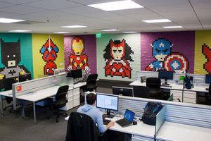 Convierten pared de oficina en mural de Superhéroes con Post-It