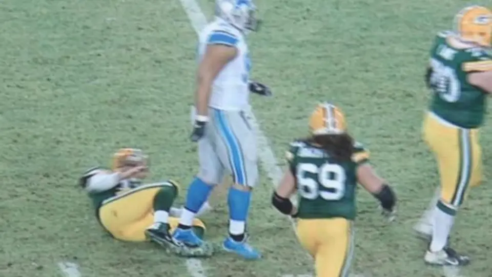 Ndamukong Suh, suspendido un juego por pisotón a Rodgers