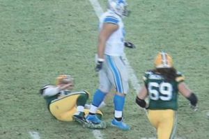 Ndamukong Suh, suspendido un juego por pisotón a Rodgers