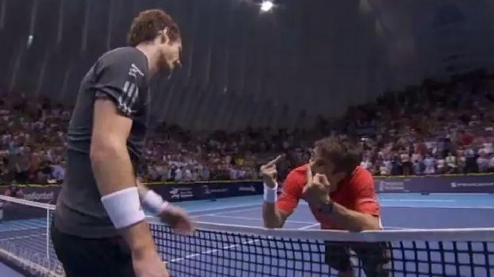 Robredo 'felicita' a Murray con seña obscena