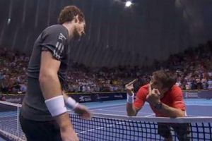 Robredo 'felicita' a Murray con seña obscena