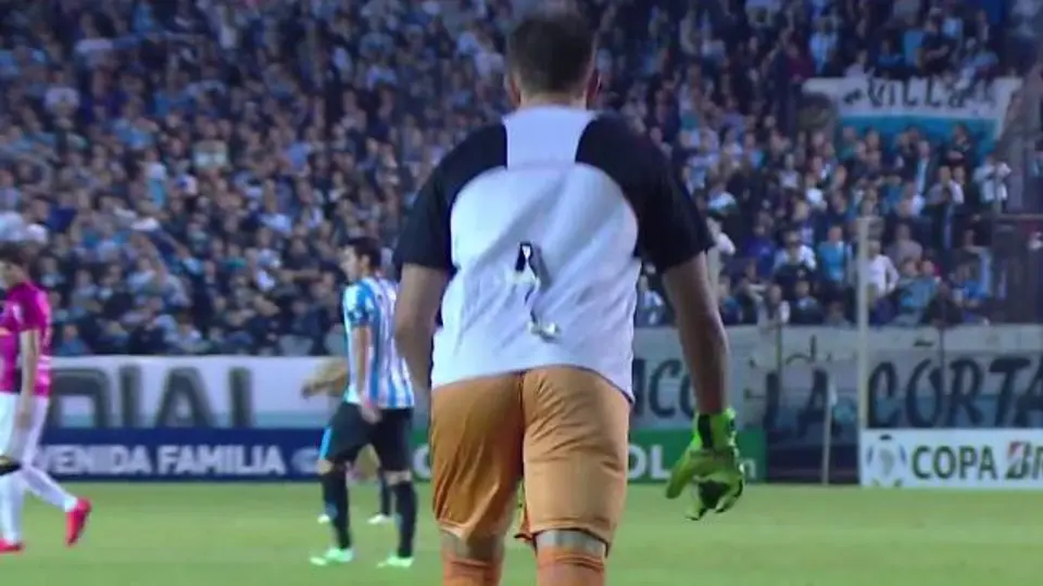 Portero juega con camiseta improvisada en Libertadores