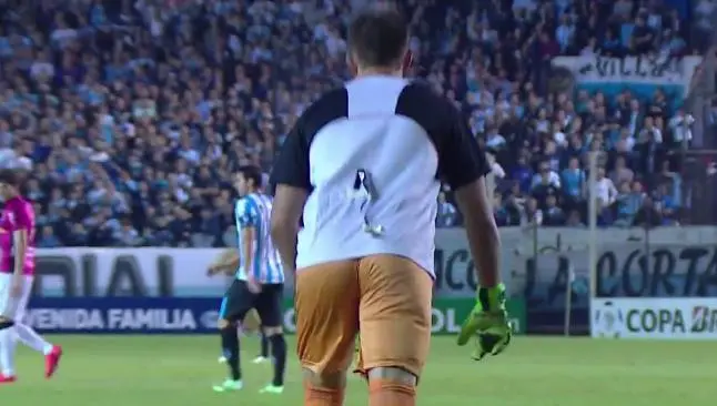 Portero juega con camiseta improvisada en Libertadores