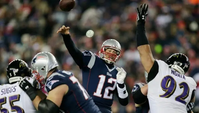Brady supera marca de Montana en pases para TD en Playoffs