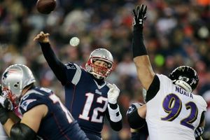 Brady supera marca de Montana en pases para TD en Playoffs