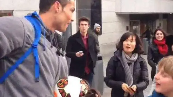 Cristiano se disfraza para sorprender a niño en Madrid