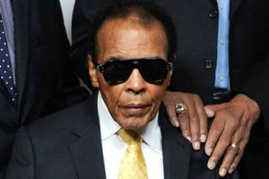 Muhammad Ali experimenta mejoría tras ser hospitalizado
