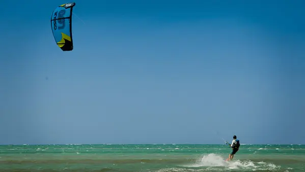 Ejecutivo realiza kitesurf por la costa africana