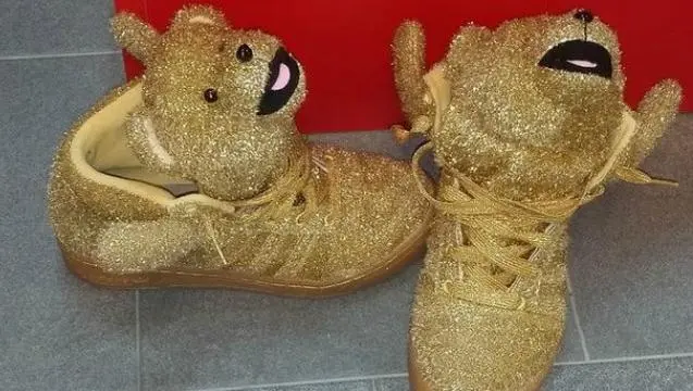 Messi balconea a Dani Alves con sus tenis de osito