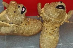 Messi balconea a Dani Alves con sus tenis de osito