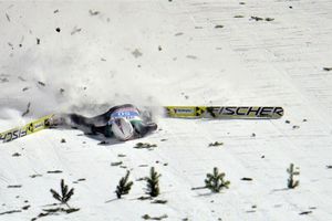 Esquiador sufre terrible caída de 136 metros