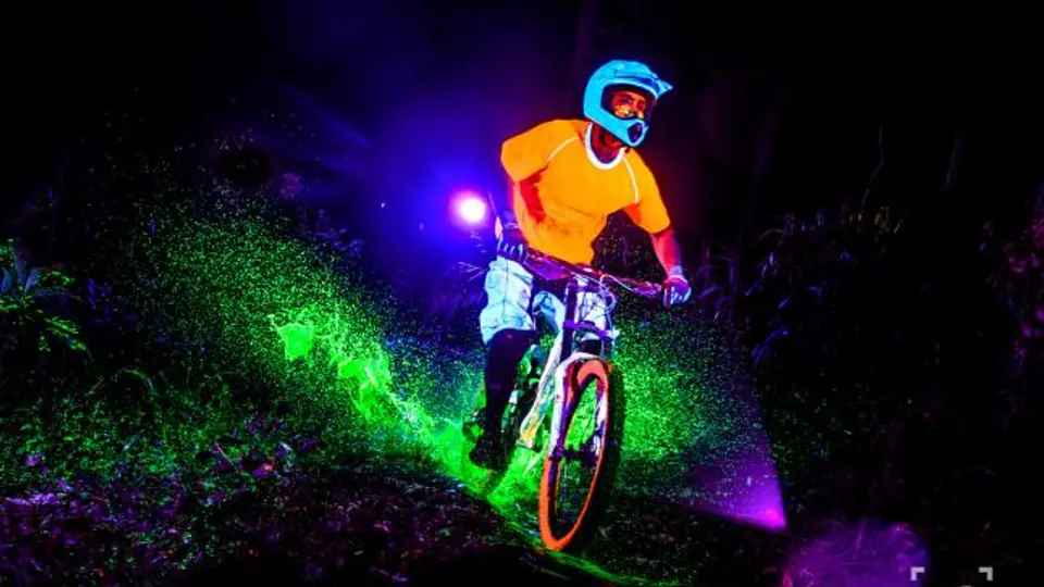 Sensacionales fotos en el espectro ultravioleta con bicicletas