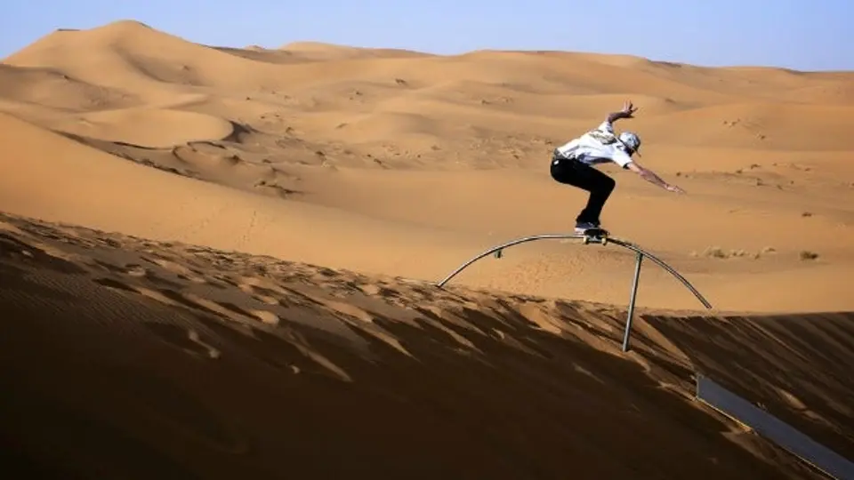 Estrellas del skate patinan sobre dunas del desierto