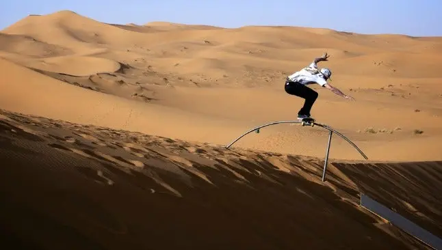 Estrellas del skate patinan sobre dunas del desierto