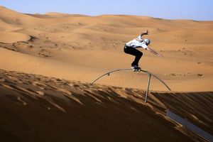 Estrellas del skate patinan sobre dunas del desierto