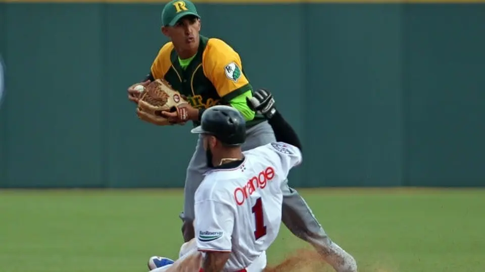 Dos peloteros cubanos abandonan a su equipo en Serie del Caribe