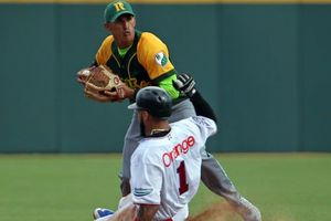 Dos peloteros cubanos abandonan a su equipo en Serie del Caribe