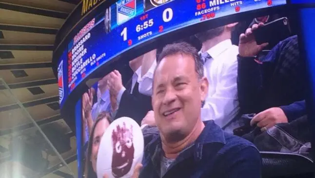 Tom Hanks se reencuentra con 'Wilson' en juego de Rangers