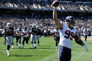 Texanos superan con facilidad a Raiders