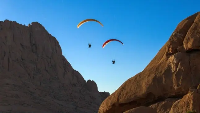 Parapentistas conquistan el desierto de África