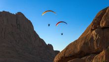 Parapentistas conquistan el desierto de África