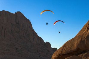 Parapentistas conquistan el desierto de África